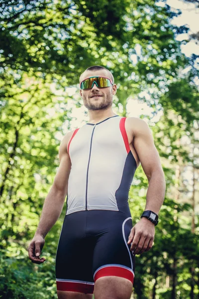 Hombre corriendo en ropa deportiva y gafas de sol . — Foto de Stock