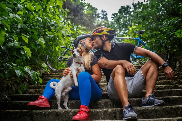 Hombre y mujer en ropa deportiva sentados en los escalones . — Foto de Stock