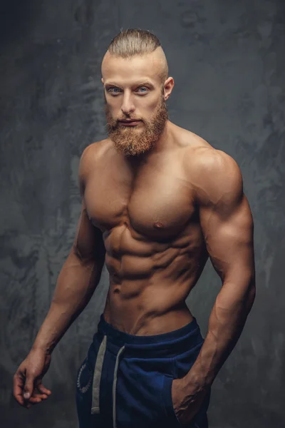 Портрет потрясающего мускулистого парня — стоковое фото