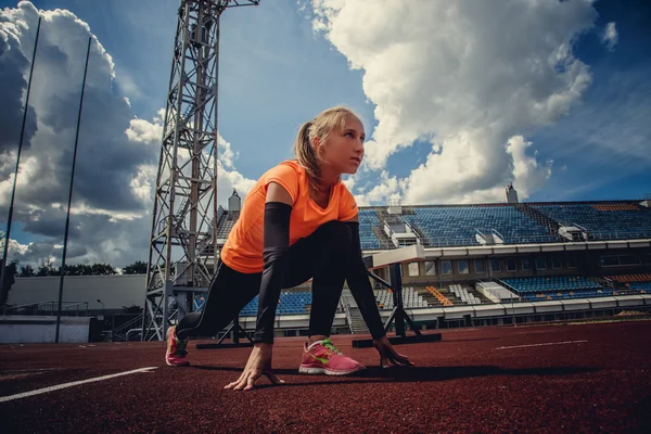 Biegacz blond kobieta w czarnej odzieży sportowej — Zdjęcie stockowe