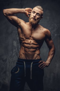Sakallı gömleksiz kaslı adam
