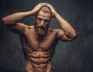 Sakallı gömleksiz kaslı adam 