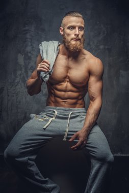 Sakallı gömleksiz kaslı adam