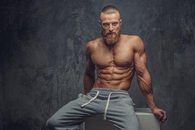 Sakallı gömleksiz kaslı adam