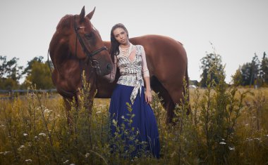 Çekici kadın uzun mavi scirt