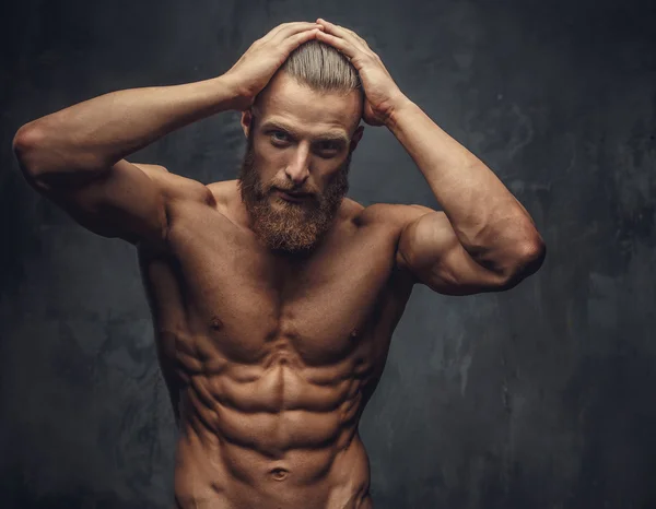 Uomo muscoloso senza maglietta con barba — Foto Stock