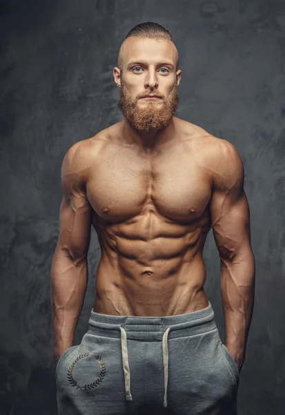 Homme musclé torse nu avec barbe — Photo