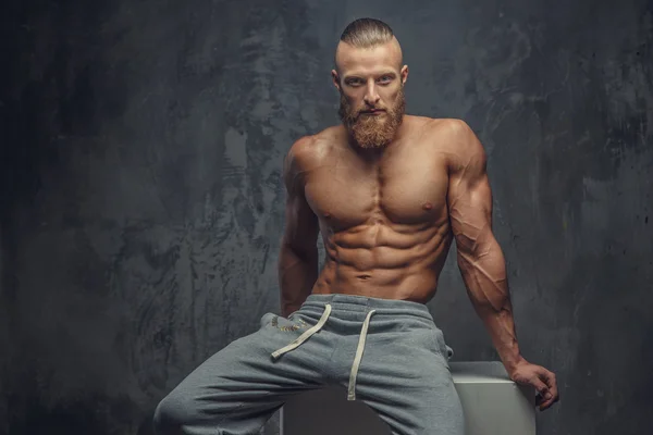 Hemdloser muskulöser Typ mit Bart — Stockfoto