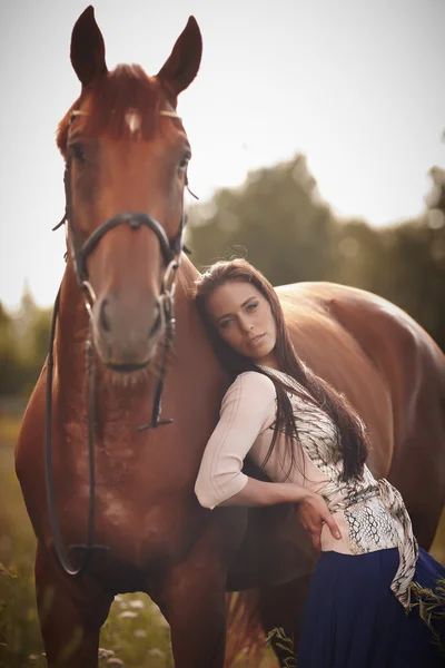 Moda joven hembra en azul scirt — Foto de Stock