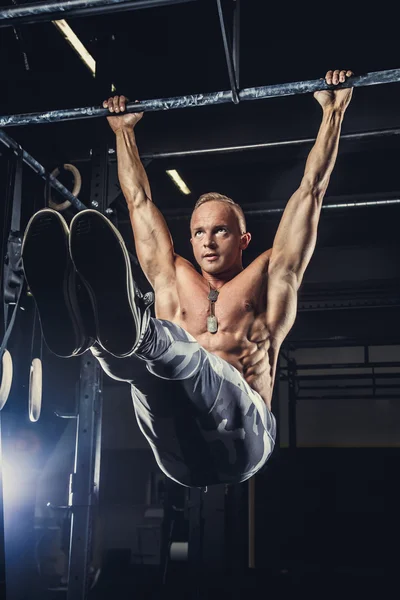 Shirtless homem fazendo exercícios na barra horizontal . — Fotografia de Stock