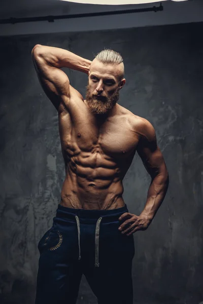 Bar överkropp muskulös bodybuilder — Stockfoto