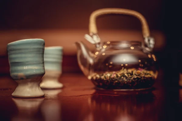 Teapot with herbs and cups. — Stock Photo, Image