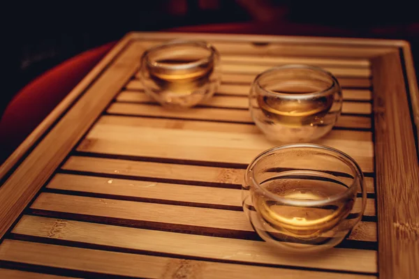 Copas de vidrio sobre mesa de madera . — Foto de Stock