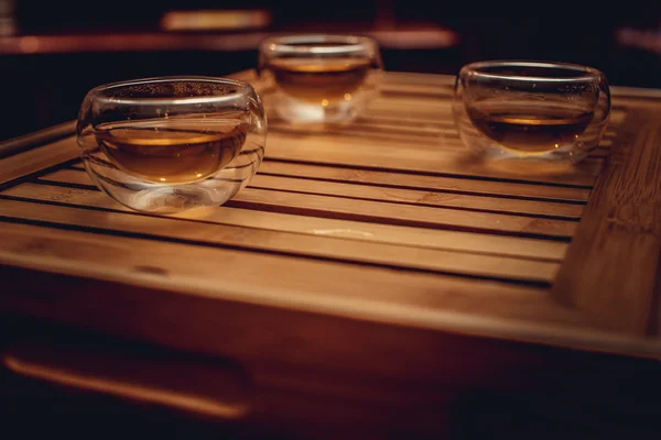 Copos de vidro na mesa de madeira . — Fotografia de Stock
