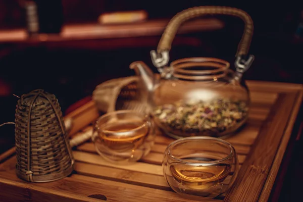 Teapot with herbs and cups. — Stock Photo, Image