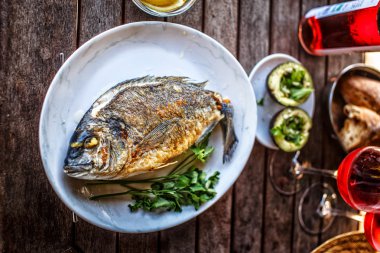 Beyaz plaka üzerinde ızgara balık.