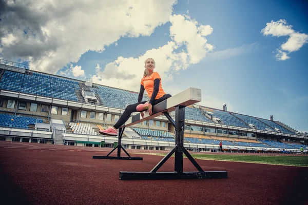 Спортивная блондинка в спортивной одежде . — стоковое фото