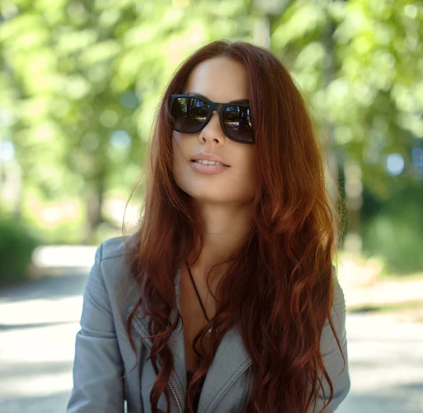 Porträt einer kaukasischen brünetten Frau mit Sonnenbrille. — Stockfoto