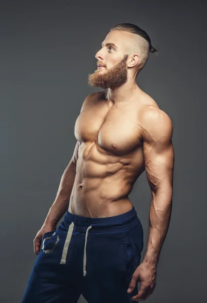 Bar överkropp muskulös kille med skägg. — Stockfoto