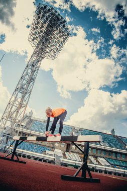 Spor giyim ince sarışın kadın