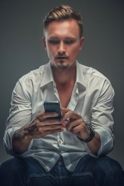 Yakışıklı olan ile hareket eden telefon