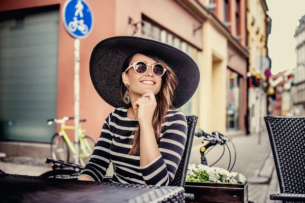 Casual signora sorridente in occhiali da sole . — Foto Stock