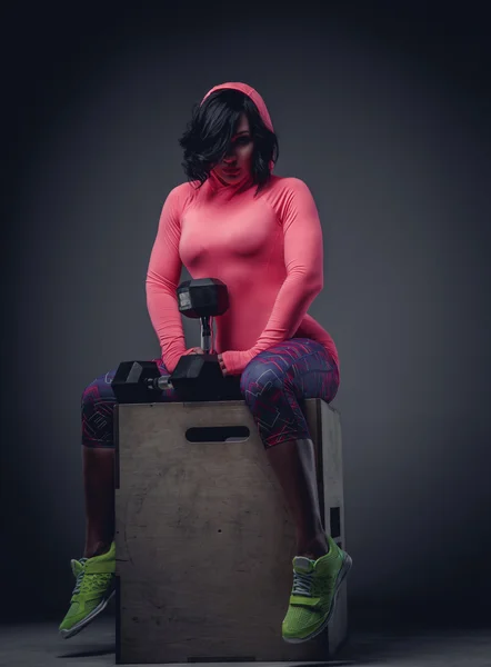 Mulher morena impressionante em roupas esportivas coloridas . — Fotografia de Stock