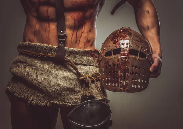 Bloedig gespierd torso en helm Gladiator. — Stockfoto
