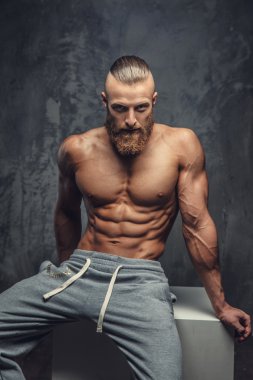 Korku veren kaslı adam