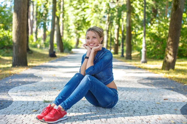 Mulher magro impressionante em calças jeans . — Fotografia de Stock