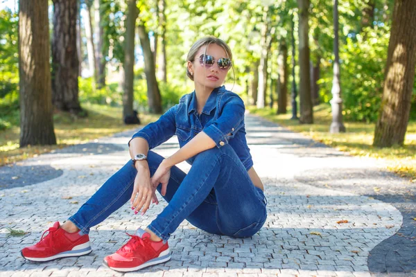 Awesome smal kvinna i jeans byxor. — Stockfoto