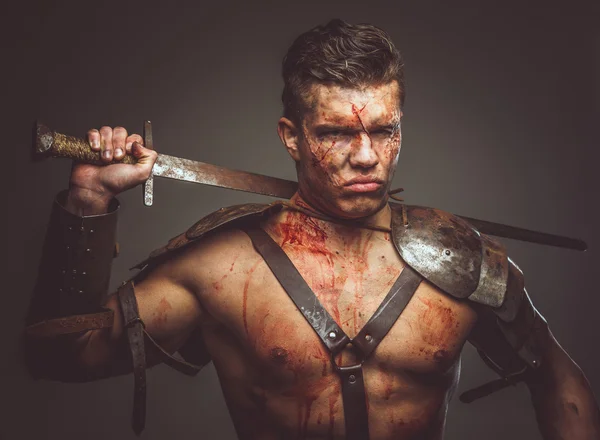 Blutiger Gladiator in Rüstung. — Stockfoto