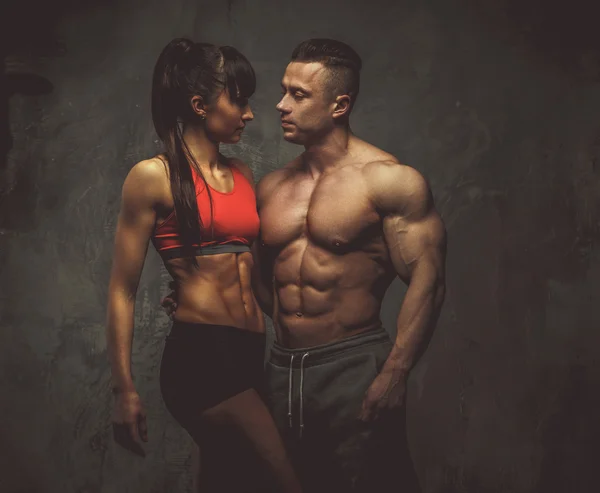 Beautiful bodybuilders couple. — Stock Photo, Image