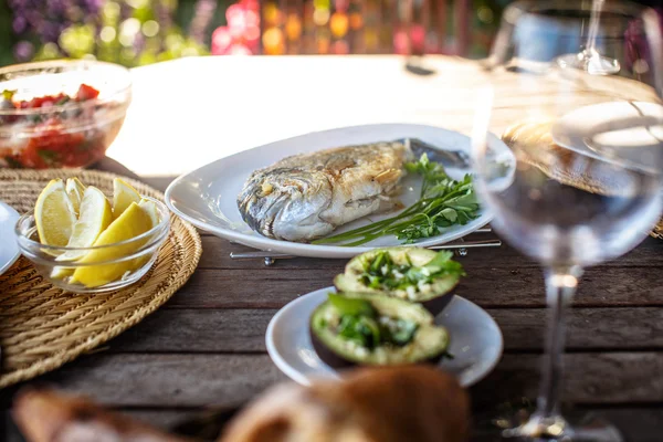 Peixe grelhado em prato branco . — Fotografia de Stock