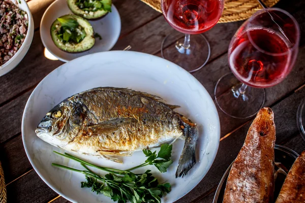 Жареная рыба на белой тарелке . — стоковое фото