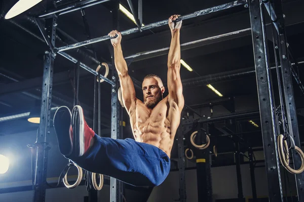 Muscular shirtless man doing pulling up. — Stock Image Muscular shirtless man doing pulling up. Stock Photo