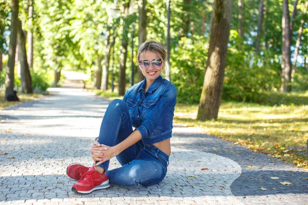 Süßes Mädchen im Jeans-Kostüm — Stockfoto