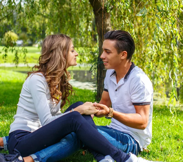 Bonito jovem casal casual — Fotografia de Stock