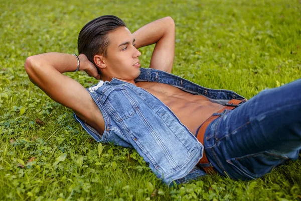 Uomo casual in giacca jeans — Foto Stock