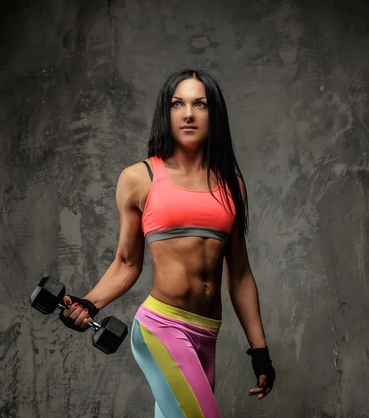 Geile Fitness-Frau in farbenfroher Sportbekleidung. — Stockfoto