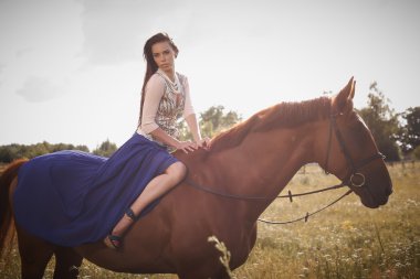 Uzun mavi scirt kadında