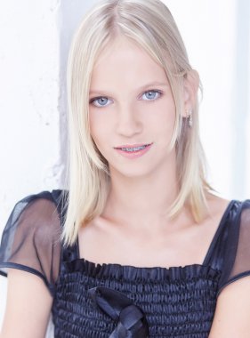 Sarışın genç bir kadının portresi