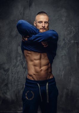 Sakallı kaslı adam