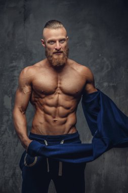 Sakallı kaslı adam