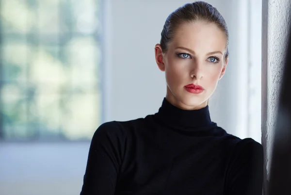 Retrato de mujer morena de lujo — Foto de Stock