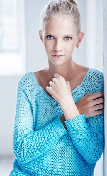 Ελκυστική ξανθιά γυναίκα με μπλε μάτια. — Φωτογραφία Αρχείου