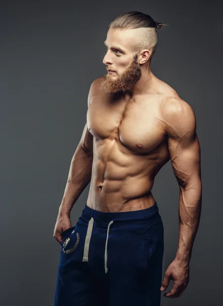 Gespierde shirtless man met baard possing. — Stockfoto