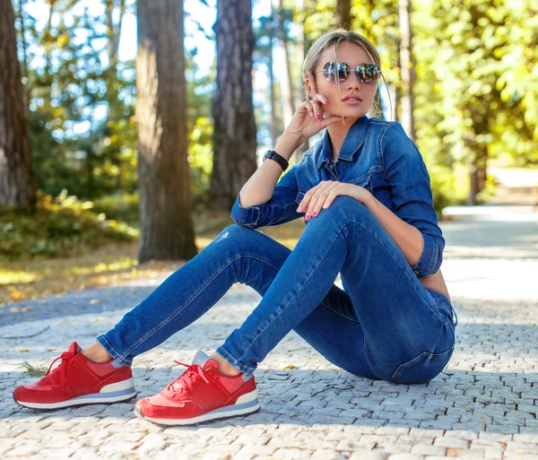 Тонка блондинка-жінка в джинсах — стокове фото