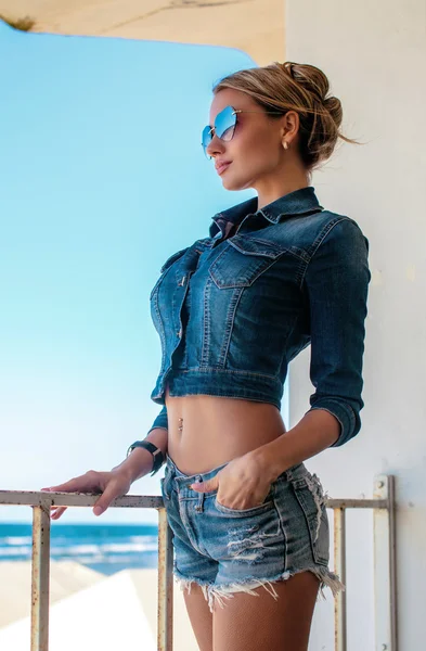 Menina bonito em traje de jeans — Fotografia de Stock