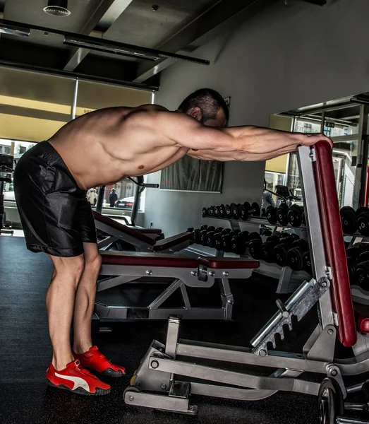 Shirtless bodybuilder doing exercises — Stock Photo, Image